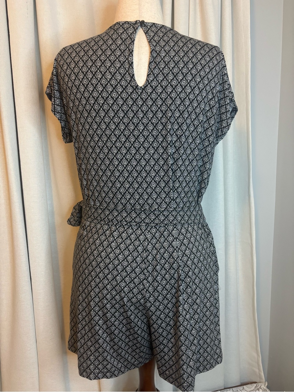 Old Navy  Women’s Black Patterned Short-Sleeve  Romper with Tie Waist - Picture 5 of 8